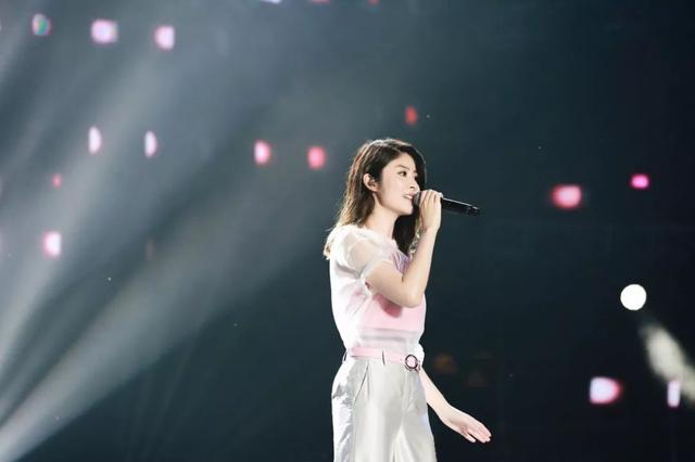 而之所以会零绯闻，除了平时生活比较自律外，也跟她十分长情有关系。