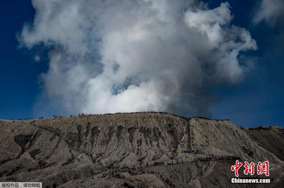 還有一些印尼人拿著網兜,在火山口附近接