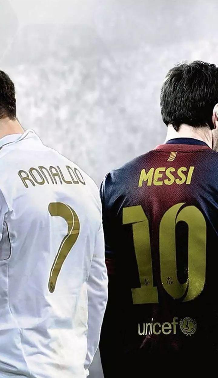 两个过去十年被称作球王的人,是凌晨时分,对着手机,看着c罗追随梅西而