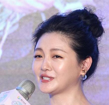 大s近照用网友的话来说就是一个细腻的馒头小s也没好到哪里去