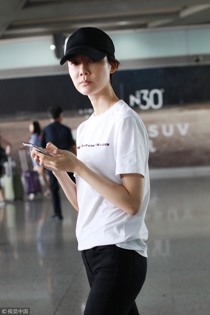 昔日豪门阔太车晓白衣黑裤朴素风亮相