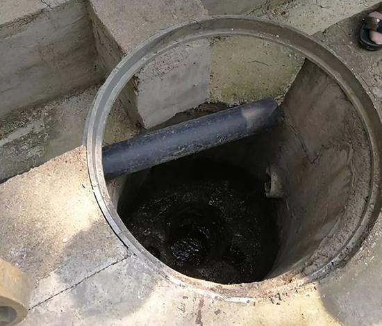 雨水检查井有白色暗管接入,污水直排外环境