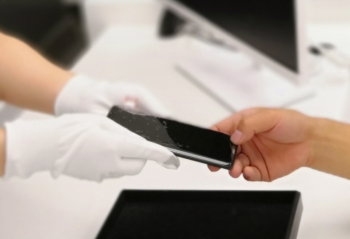 "当佩戴白手套的店长使用托盘取走手机后,维修等待的时间也不会浪费.