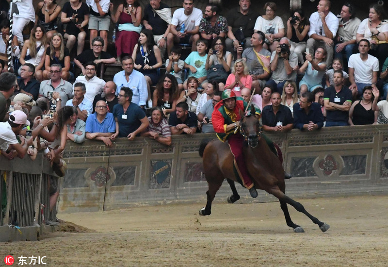 意大利古城举行无鞍赛马节场面惊心动魄精彩绝伦