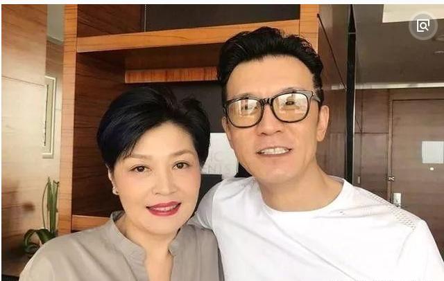 李泳和妻子哈文，刷新了你对李泳的认知，一个合适的发型对男人太重要了。