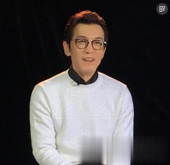 这张片图不告诉你是李泳，你绝对猜不到是他，简直是二十岁小哥哥的颜值。