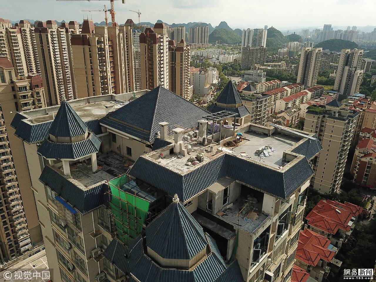 业主打穿顶层天花板楼顶盖违章建筑