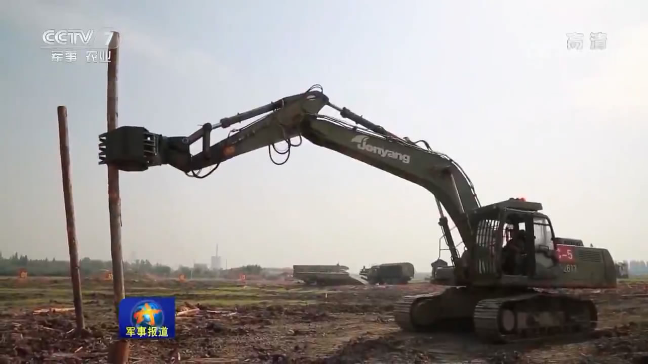 中国新型战壕挖掘机亮相:几分钟挖好战壕