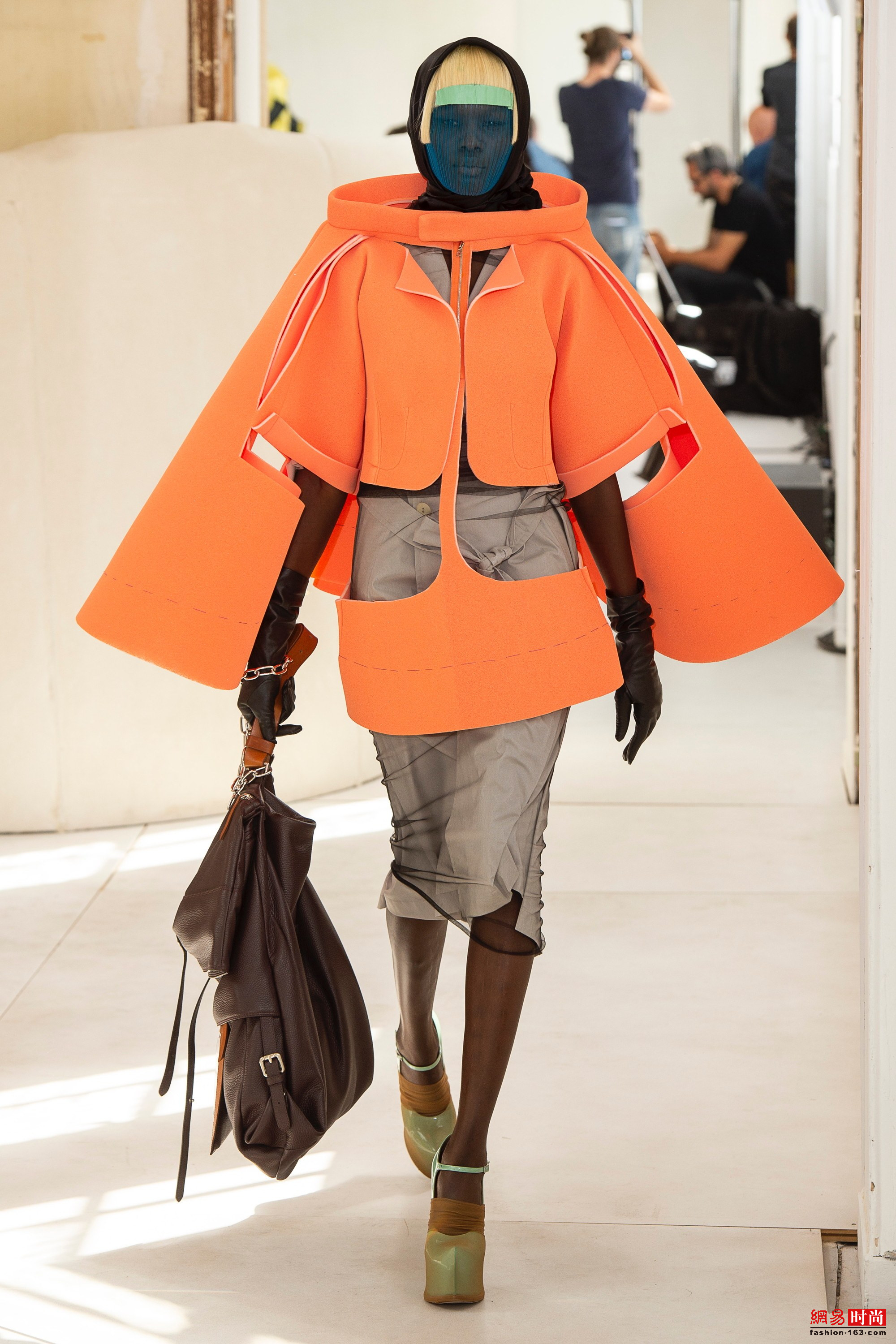 解构作为时装屋将时装剪裁至其核心骨架的术语,将原本服装的记忆应用