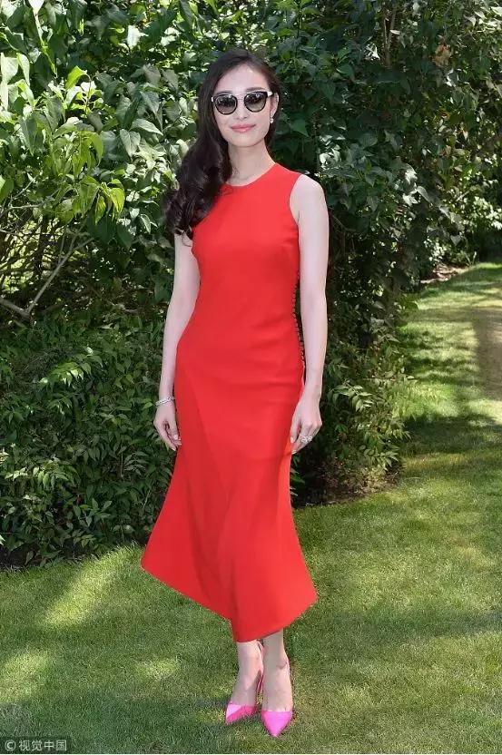 高圆圆也对红色单品特别钟情，这身Jenny Packham的红色长裙就正好将她的美放大加粗。