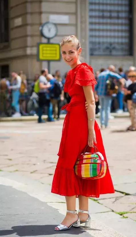 Giovanna Battaglia的造型就女人味更足一些，红色的连衣裙配上异形墨镜马上气场全开，赚足回头率。
