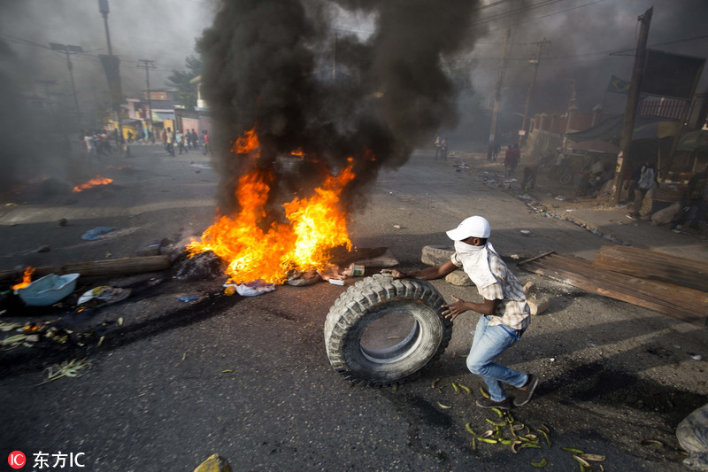6 海地民众示威抗议油价上涨 焚烧轮胎封堵街头乌烟瘴气