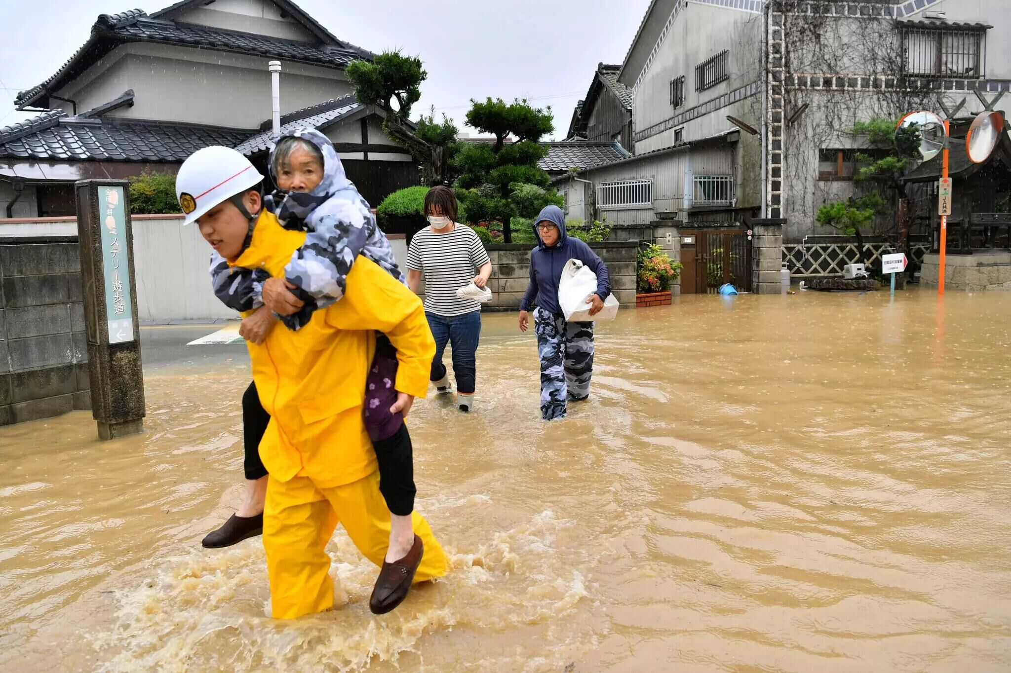 日本强降雨已致至少64死44失踪