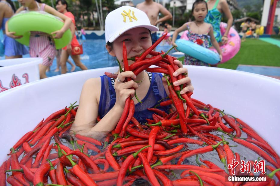 重庆民众高温天气挑战浸泡辣椒水