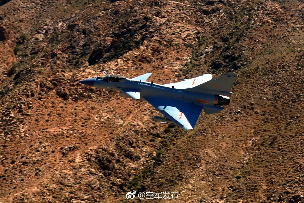 火力爆表!歼10c暴雨梨花式打火箭弹