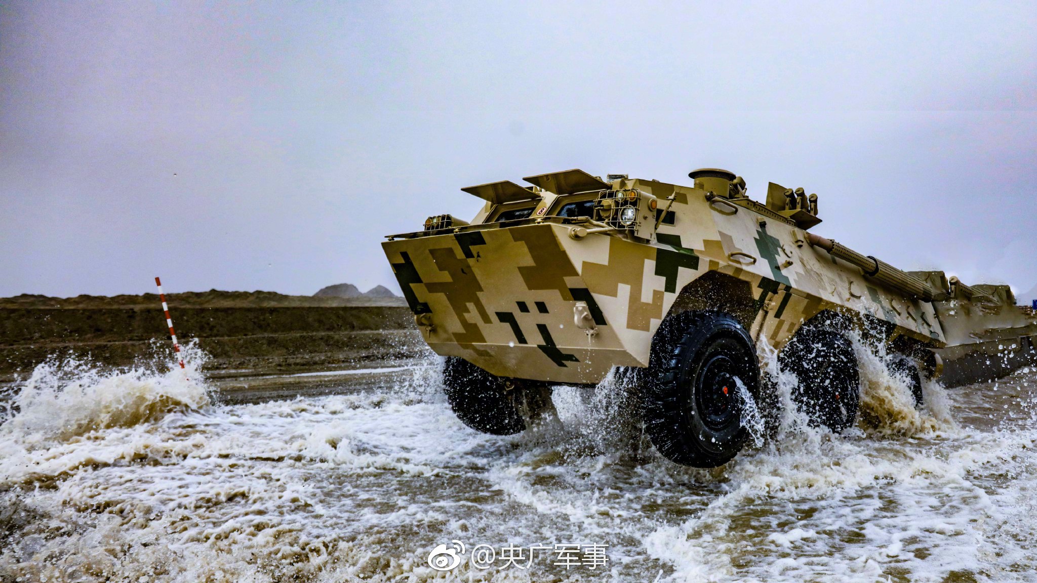 解放军备战国际军事竞赛 装甲车飞沙走石