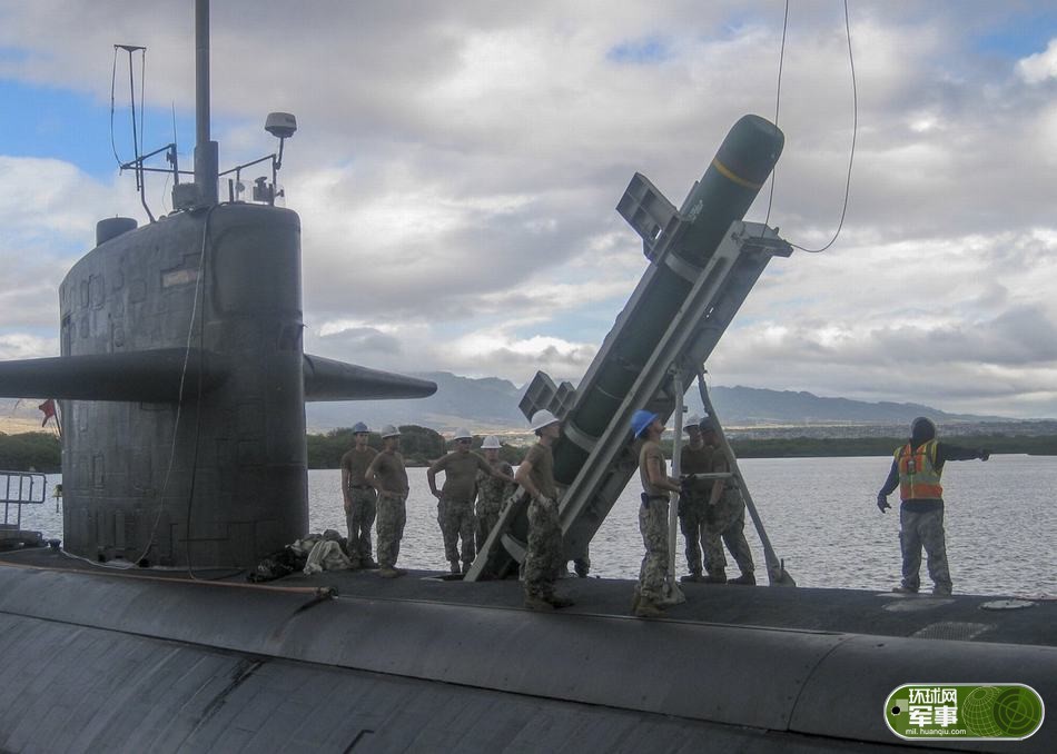 洛杉矶"级核潜艇"奥林匹亚"号(ssn-717)装载"鱼叉"潜射反舰导弹的场面