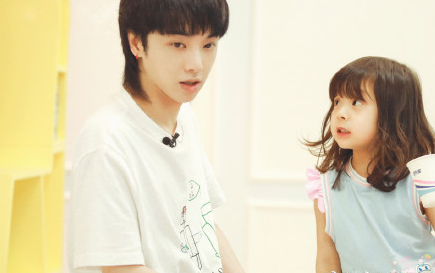 组图华晨宇温柔宠溺哄哈琳太高甜网友直呼也想要这样的哥哥