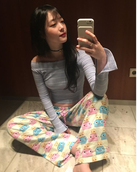 组图:崔雪莉穿朴素睡裤自拍 疑似胸前凸点再引争议