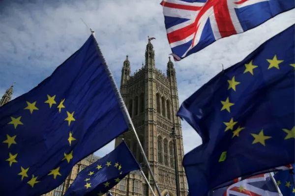 这是6月11日在英国伦敦拍摄的英国议会大楼前的英国国旗和欧盟旗帜