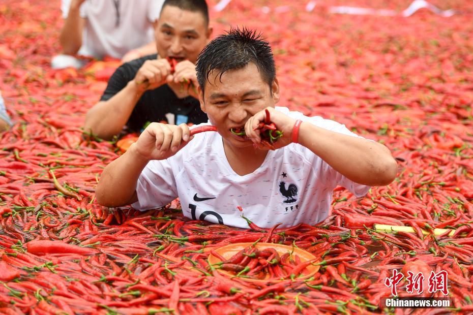 6 湖南宁乡吃辣椒比赛 冠军泡巨型辣椒池狂吞50个