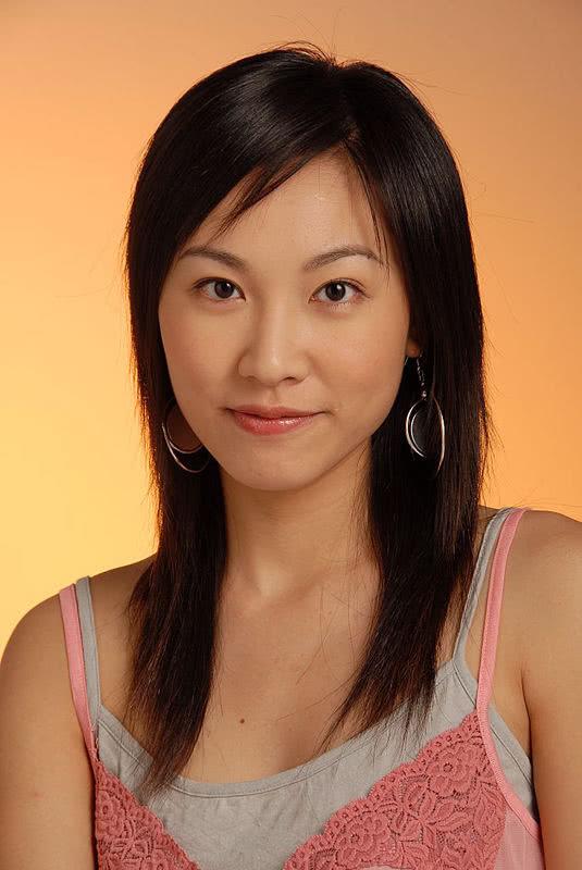 其实,李美慧16岁就参加了选美大赛,后来又参选了香港小姐,刚出道的时候是做主持。