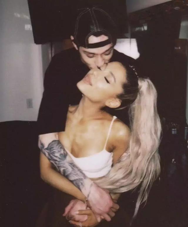 与A妹订婚的正是她刚刚交往了3个月的演员男友Pete Davidson，进度也是蛮神速了。