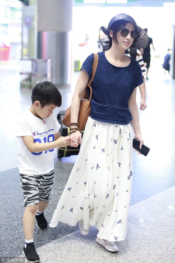 安迪则被妈妈手串吸引全部注意力,只顾低头摆弄妈妈的手串.