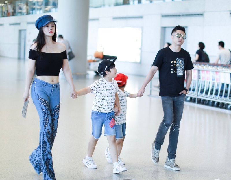 邹市明一家四口拉手画面有爱 冉莹颖秀性感蛮腰