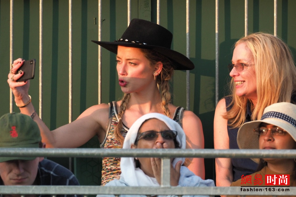 amber和德普离婚后找了他做男友虽然同岁但走在一起像父女恋