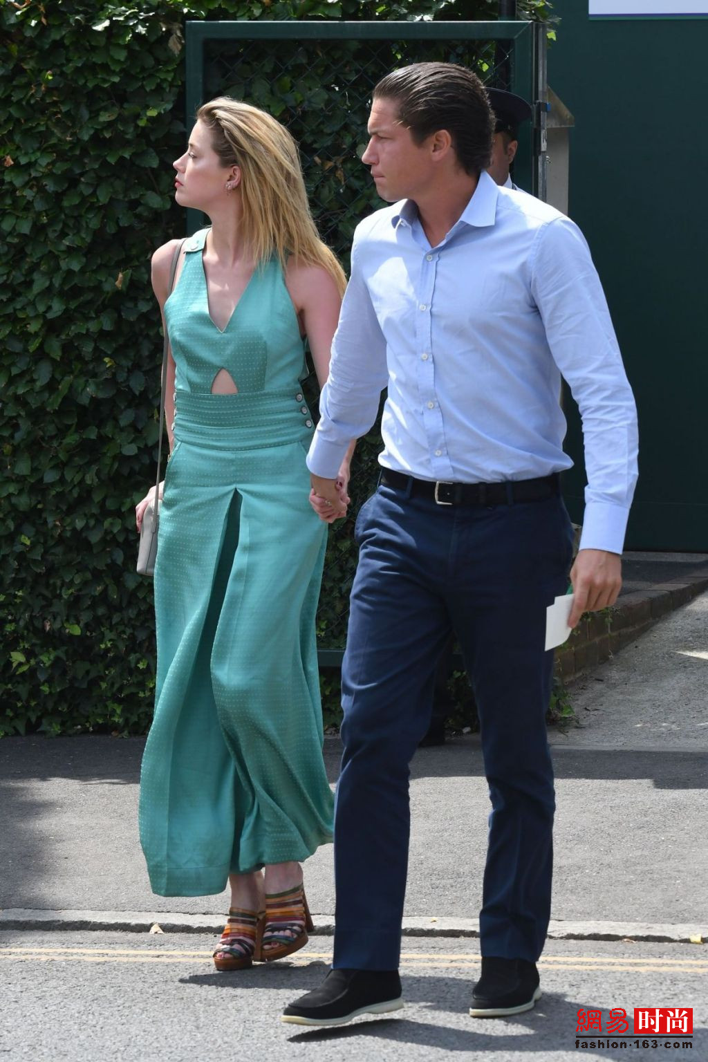 amber和德普离婚后找了他做男友虽然同岁但走在一起像父女恋