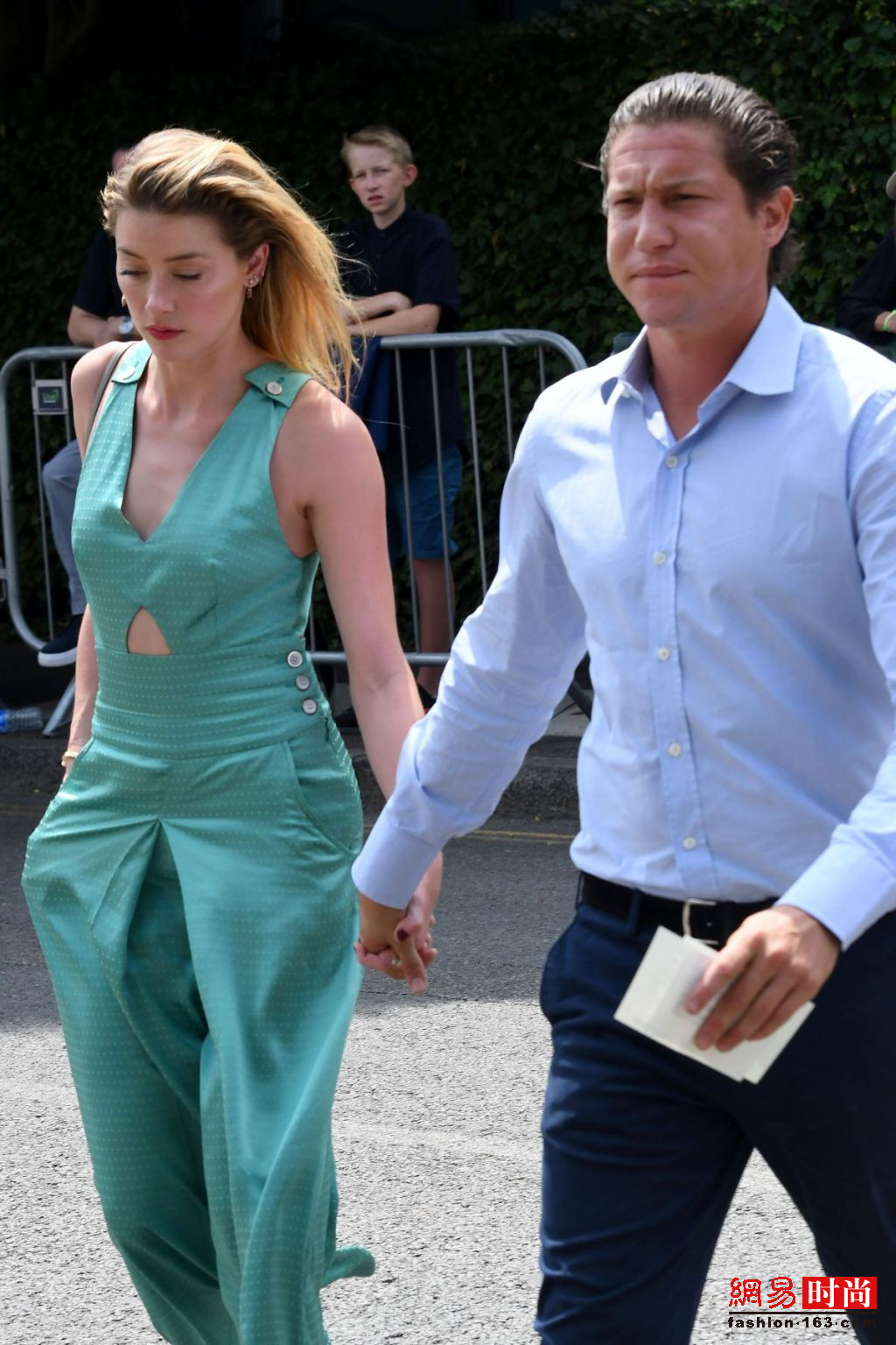 amber和德普离婚后找了他做男友虽然同岁但走在一起像父女恋