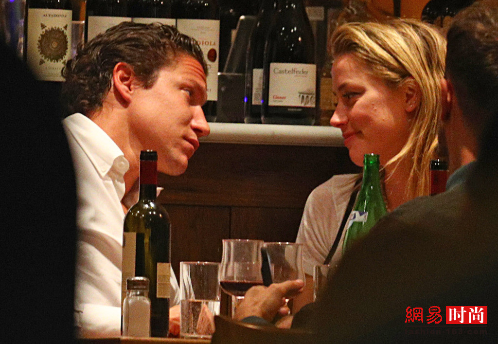 amber和德普离婚后找了他做男友虽然同岁但走在一起像父女恋