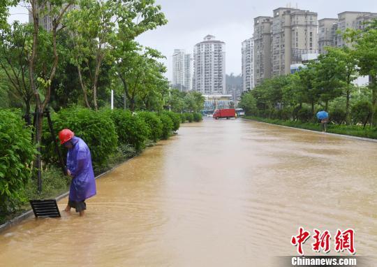 今年第8号台风“玛莉亚”侵袭福州，市区一路段严重积水。 记者刘可耕 摄