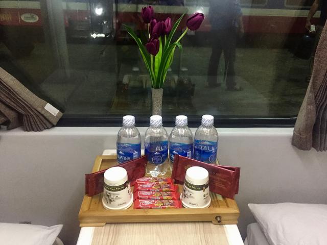 选择软卧车厢的大多是外国游客，欧美游客偏多，联合国即视感。