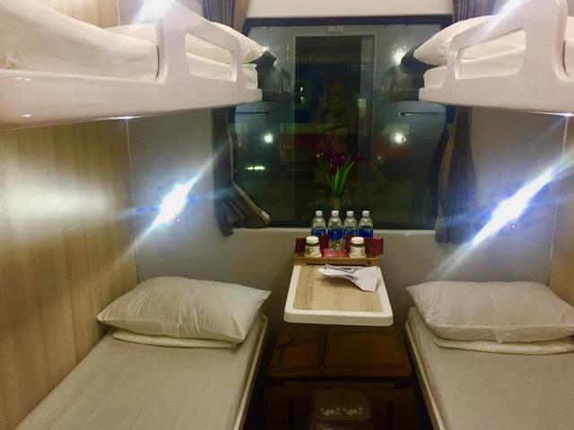 卧铺车厢没有被子，只有一个床单一样的东西。