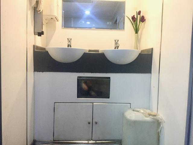 越南卧铺车厢的门相当的重，也相当的紧，不是足够紧，一定会被颠簸的火车晃开。