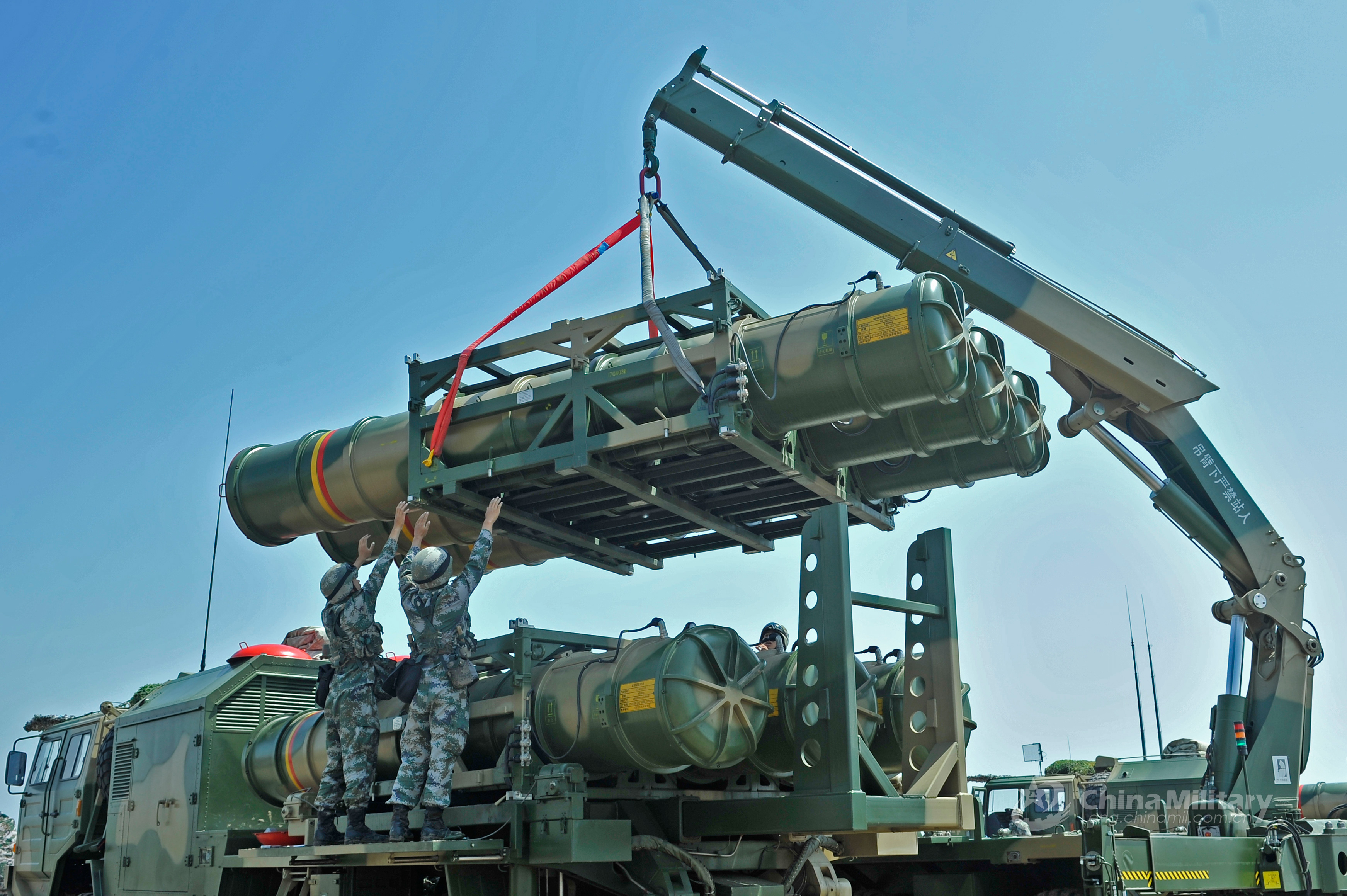 最强低空火力我军女兵吊装红旗16防空导弹