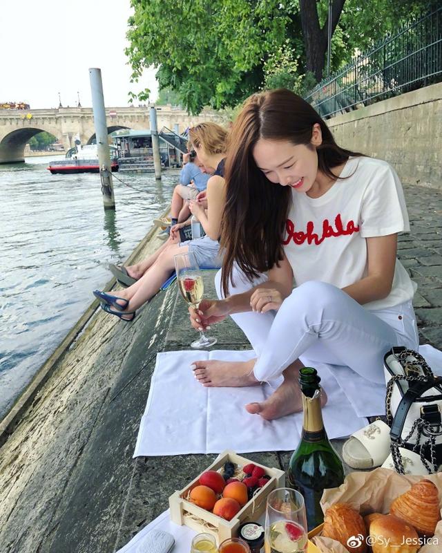 郑秀妍河边野餐惬意甜笑