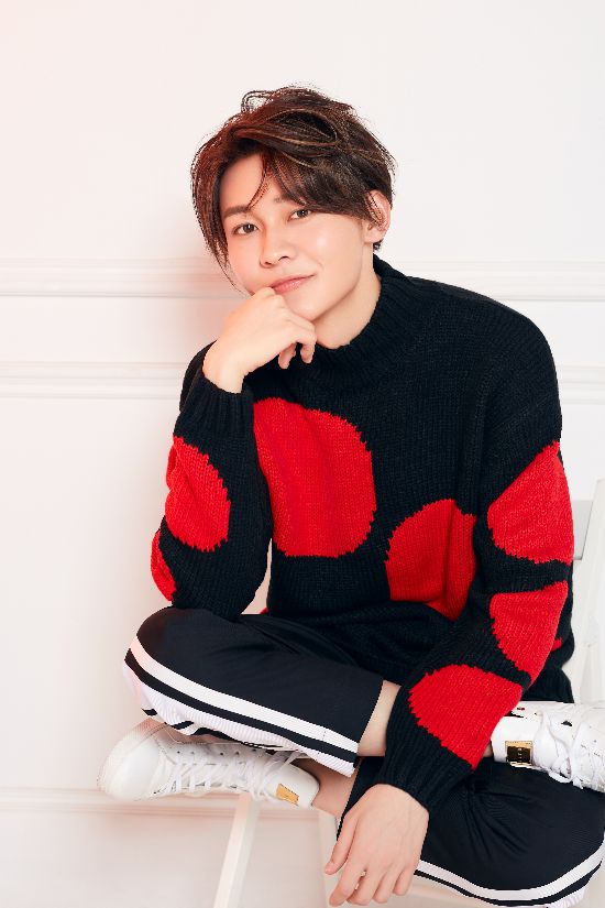 刘怡潼单手托腮阳光帅气