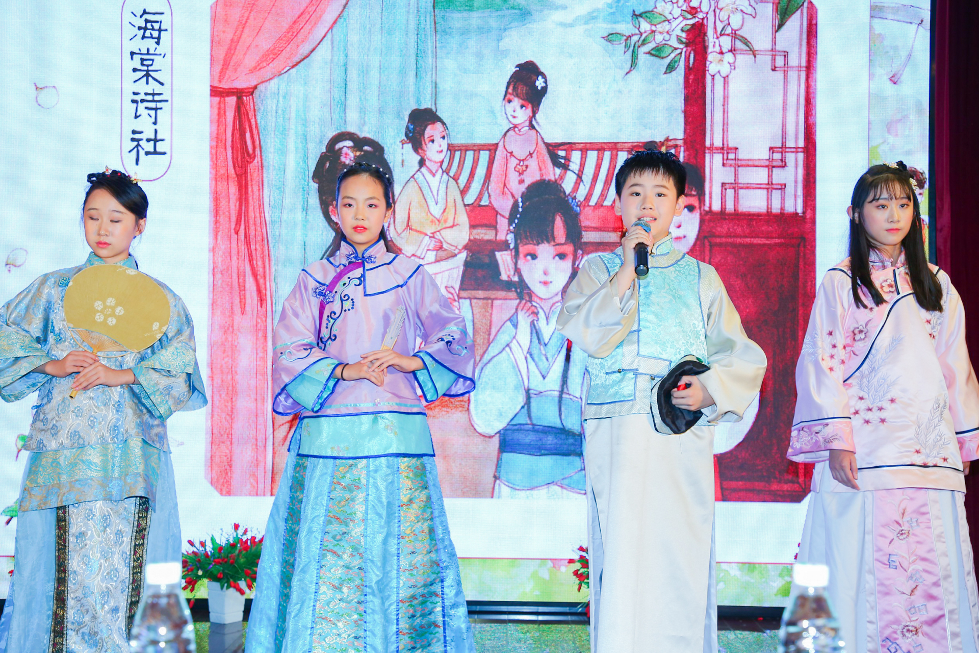 图说：在新书发布会上，刘心武给孩子们讲《红楼梦》风筝大会的故事。