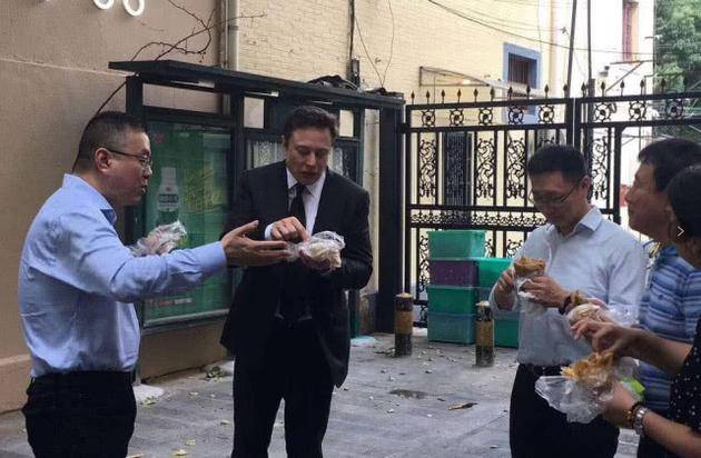 马斯克街头吃煎饼 网友调侃：大佬流落街头啃煎饼果子度日