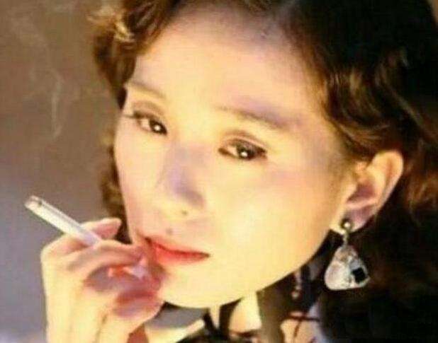和专业的演员相比,林志玲抽烟时少了一些做作,多了几分真实。