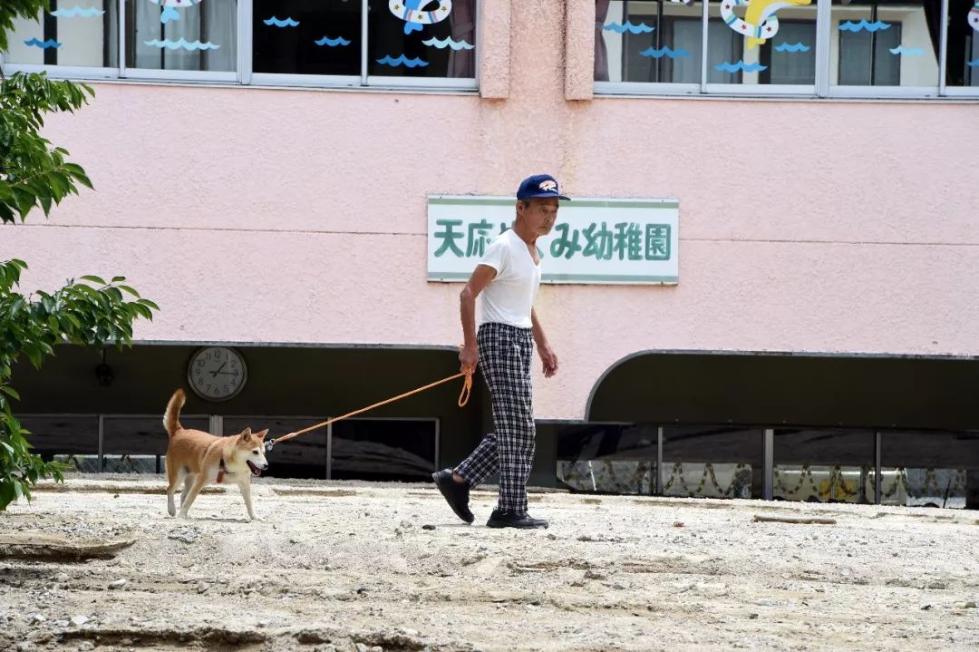 7月11日，在日本广岛吴市天应町地区，民居被泥石流部分覆盖。新华社记者马平摄