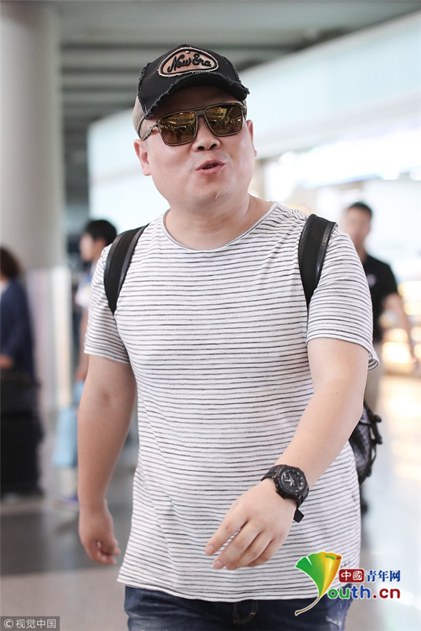 岳云鹏路遇粉丝热聊 对镜头抿嘴肉嘟嘟天然萌