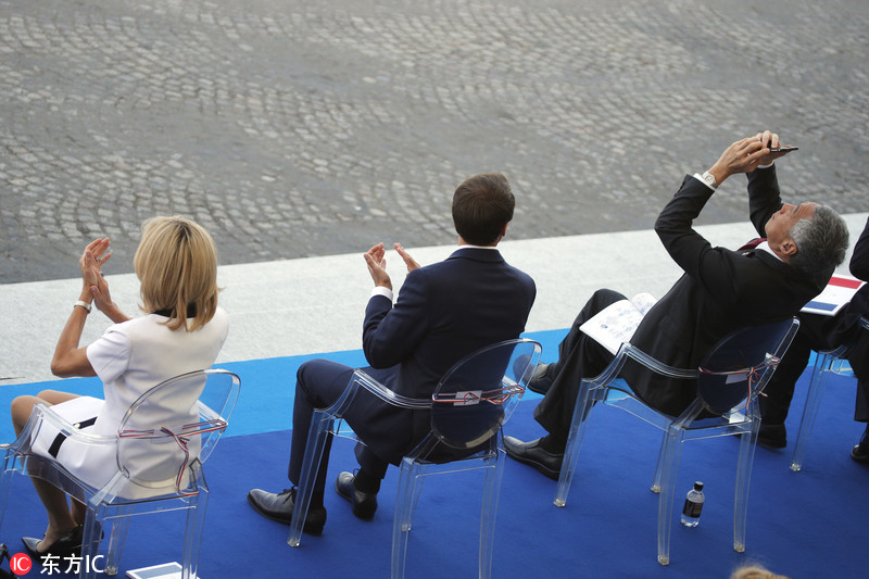 李显龙受邀观礼法国国庆阅兵仪式忙拍照