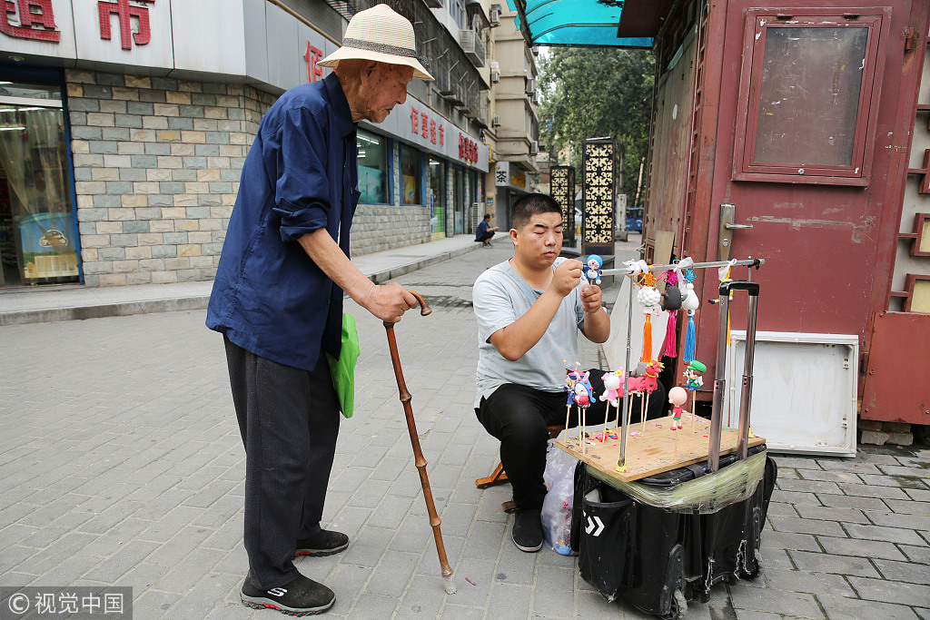 西安:85后小伙捏面人月入万元 走遍中国难寻另一半