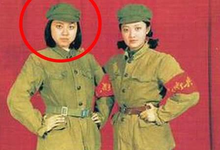 闫妮，饰演《武林外传》的佟掌柜，1994年进入部队，也是一名文艺兵，当时的闫妮看着也很青涩呢。