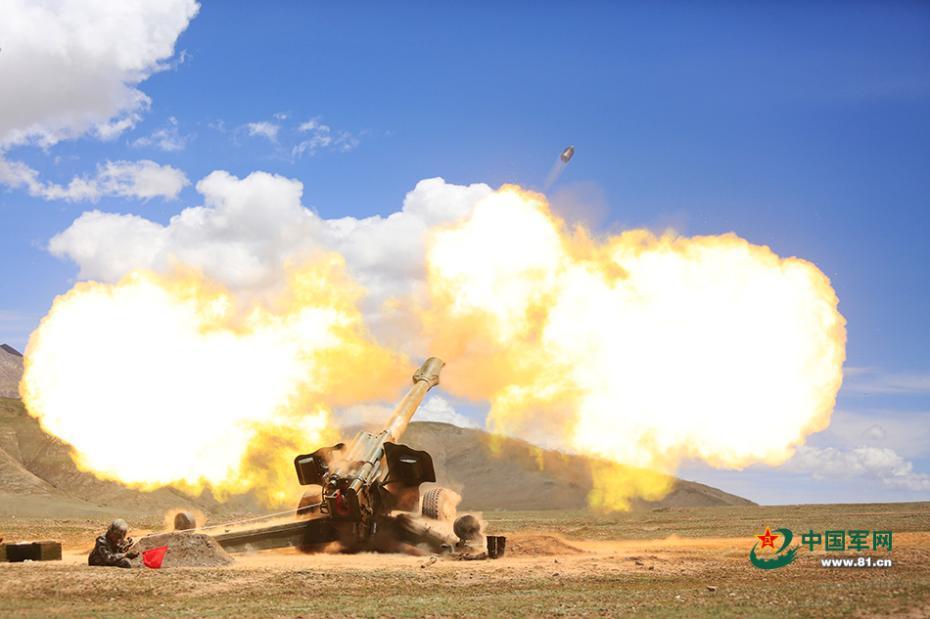 震天炮火声中炮弹穿膛而出.