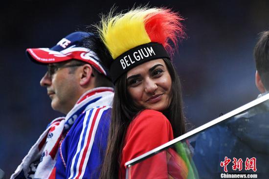 看台上一位比利时女球迷.中新社记者 田博川 摄